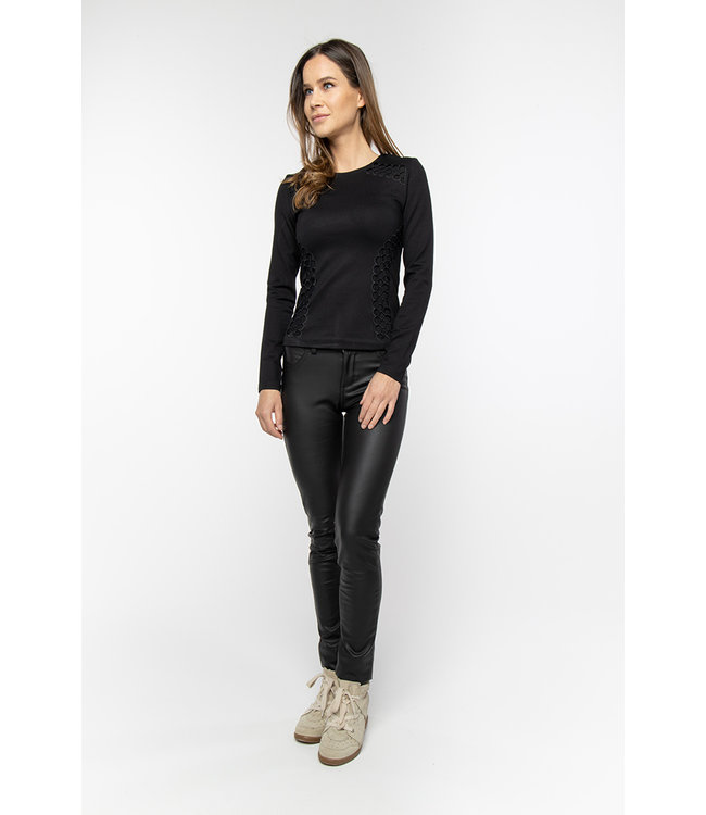 TANIELA - Luxe top met opengewerkte details