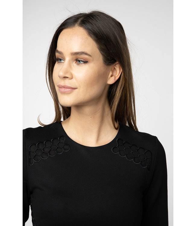 TANIELA - Luxe top met opengewerkte details