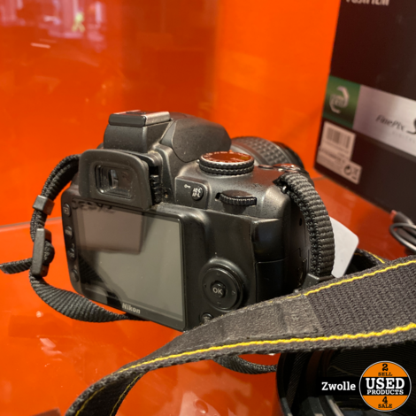 Nikon Camera D3000 met 2 lenzen Tamron 70-300