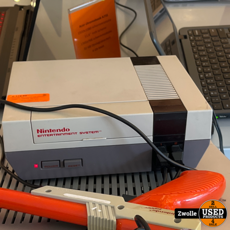Nintendo NES console met controller, Zapper en Televisie (Set Prijs)