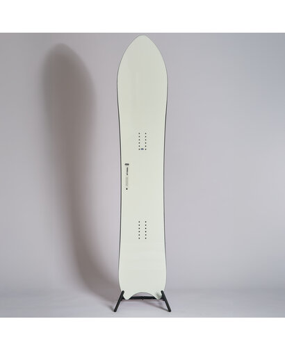 Korua Pencil Snowboard | Behind The Pines Amsterdam - Behind