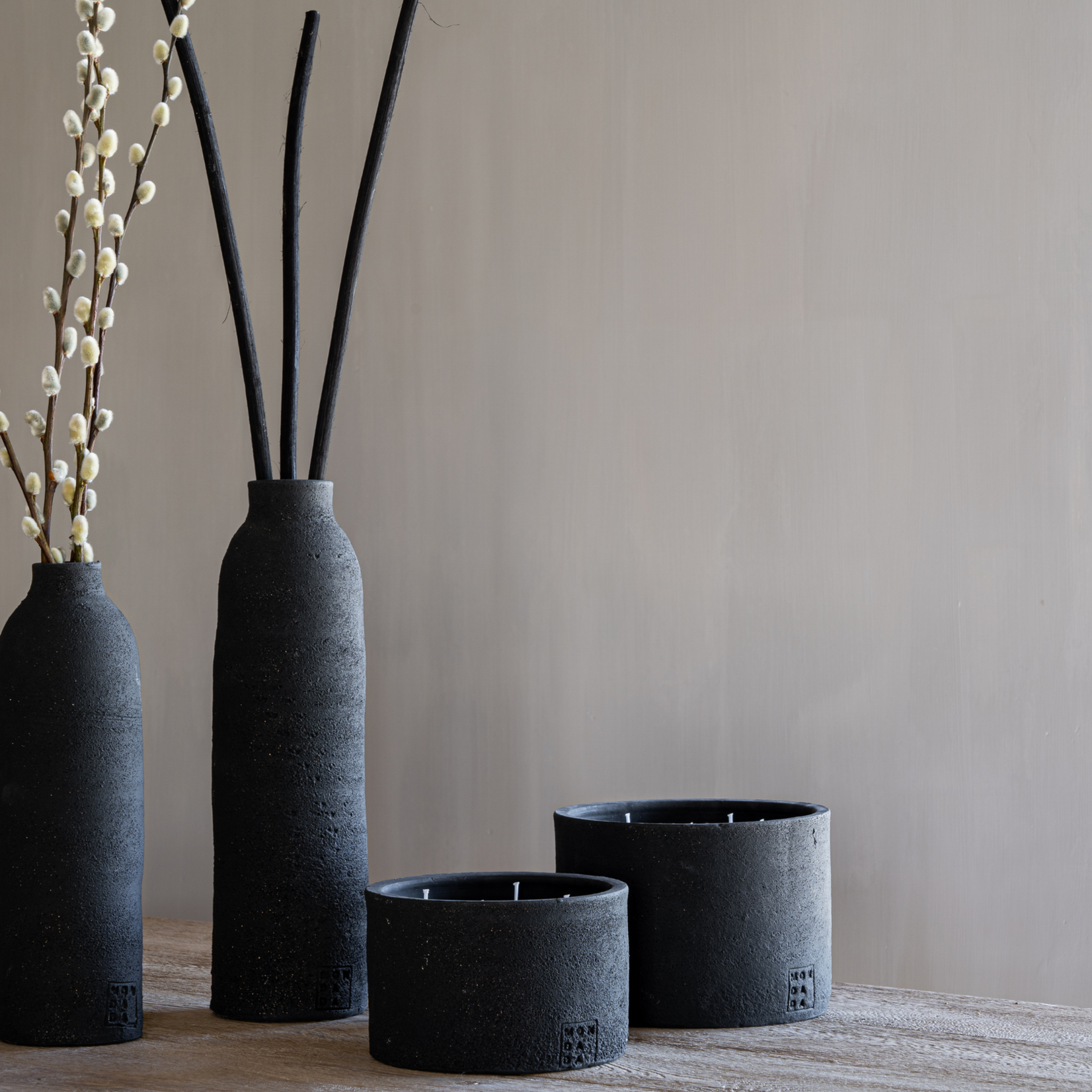 Mon Dada Vase Terra Medium Black + Stick + 300 ml Fragrance Spray Black Sea