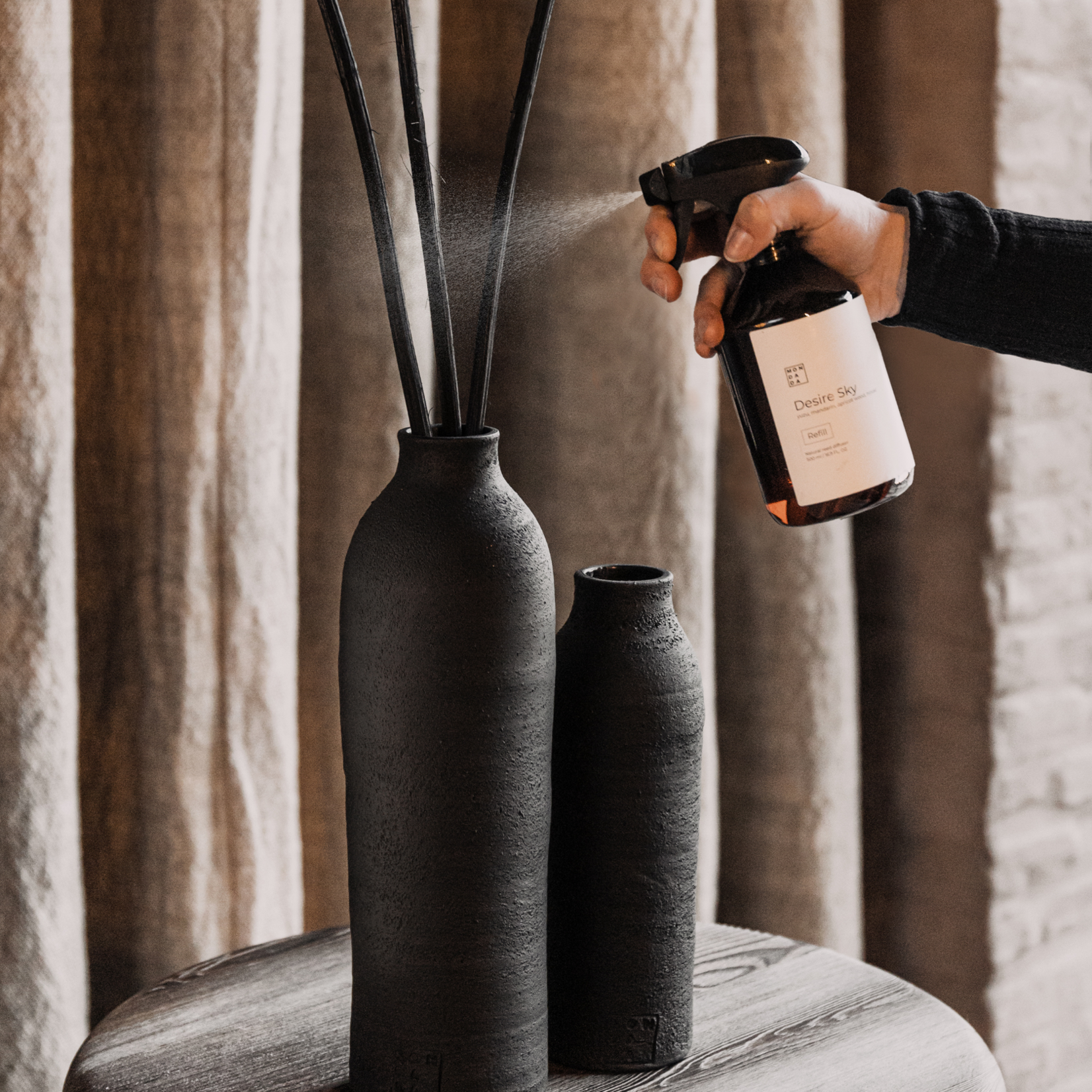Mon Dada Vase Terra Medium Black + Stick + 300 ml Fragrance Spray Black Sea