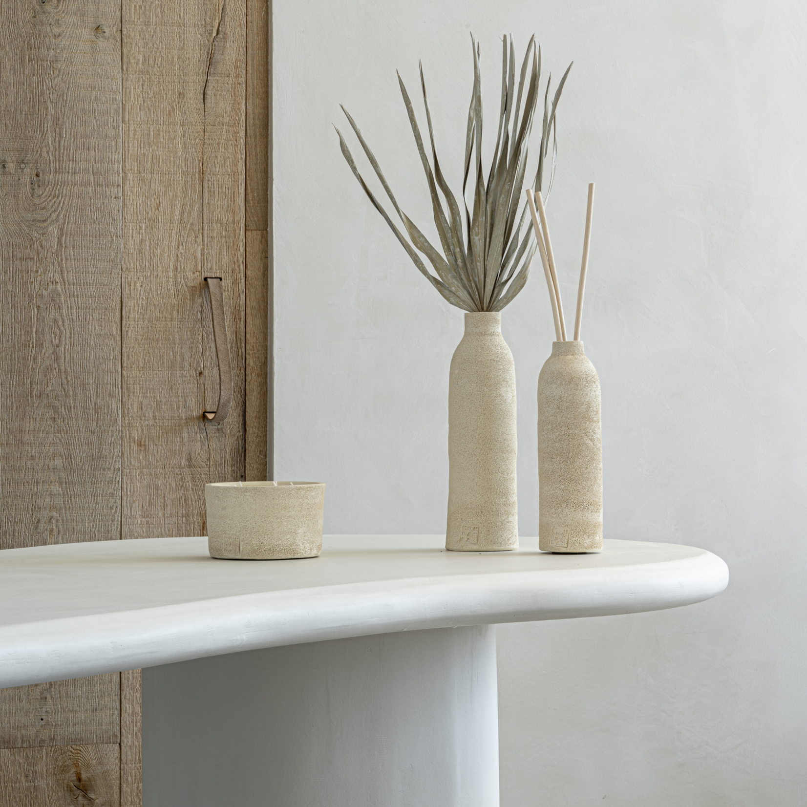 Mon Dada Vase Terra Medium Ecru + Stick + 300 ml Fragrance Spray Down to Earth