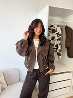 Korte Trenchcoat met pof mouwen Mila Bruin