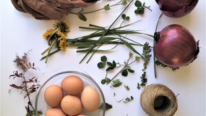 Natuurlijke gekleurde eitjes en een duurzaam verrassingsei.