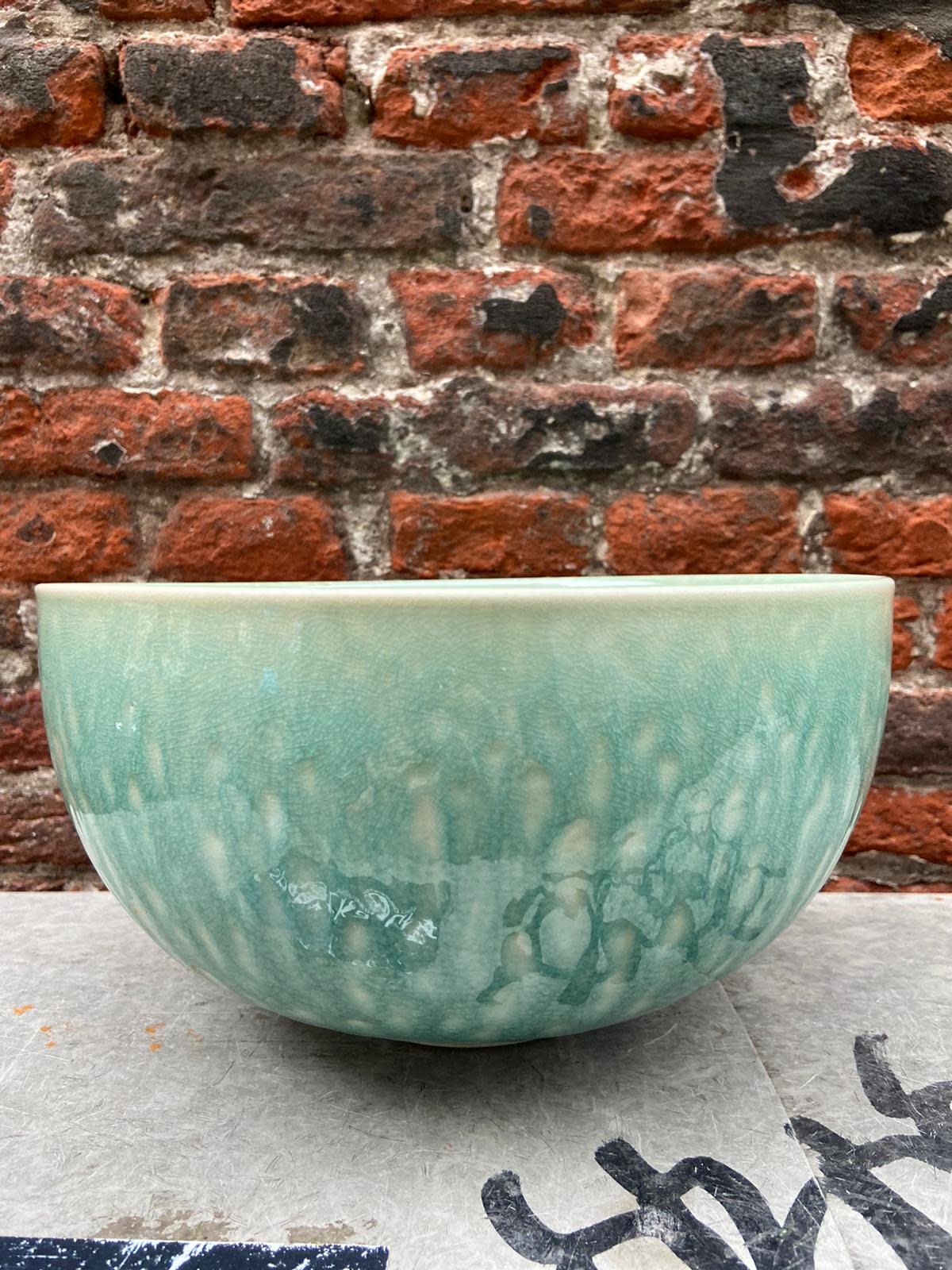 Jars Tourron Serving Bowl 'Jade' Van Manen aan tafel