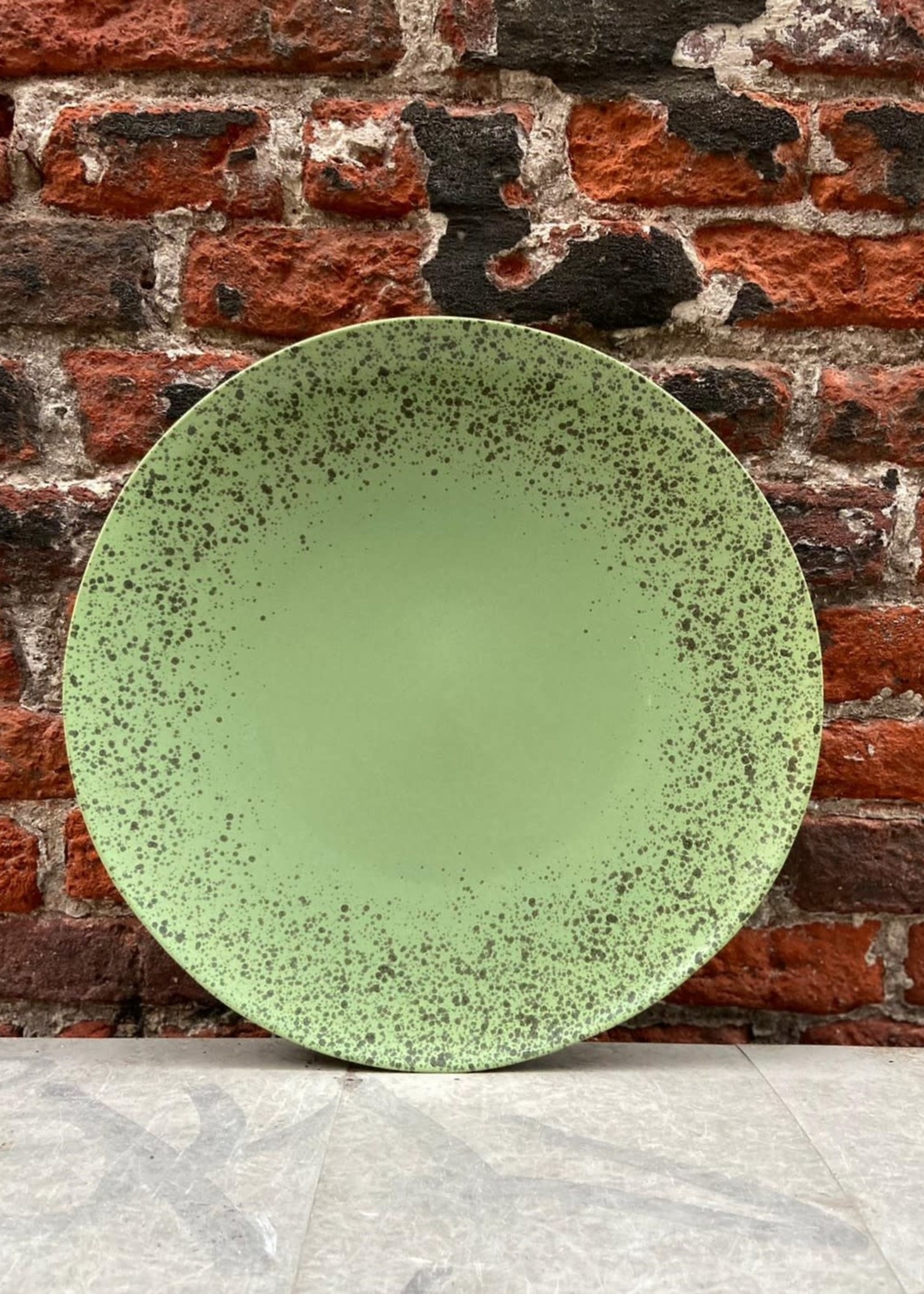 HK living Ceramic 70's Dinner Plate 'Kiwi' Van Manen aan tafel