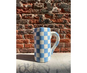 https://cdn.webshopapp.com/shops/283225/files/436969094/300x250x2/vaisselle-vaisselle-drink-me-jug-vase-blue-checker.jpg