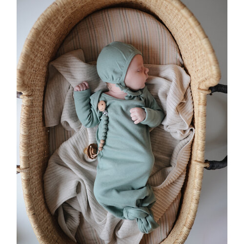 Mushie Ribbed Knotted Baby Gown Slaapzak - Roman Green