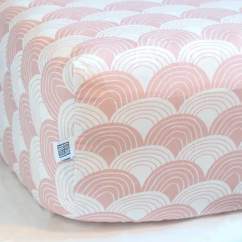 Swedish Linens Junior hoeslaken | Rainbows | Nudy Pink