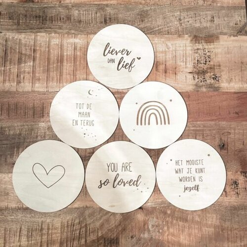 Fien & Feau Houten Muur Cirkel - You are so loved - 12 cm Fien & Feau Houten Muur Cirkel - You are so loved - 12 cm