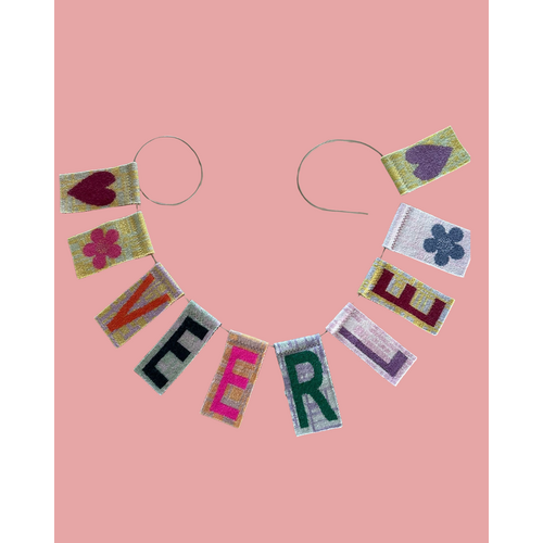Linedyr Naamslinger met Gebreide Letters Linedyr Naamslinger met Gebreide Letters