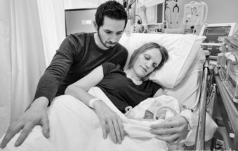 Ons overleden dochtertje mocht niet meer mee naar haar tweelingzusje op de NICU Ons overleden dochtertje mocht niet meer mee naar haar tweelingzusje op de NICU