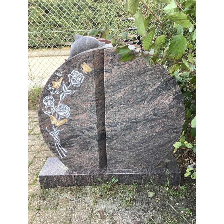 Grafsteenwinkel Een ronde steen op voetstuk