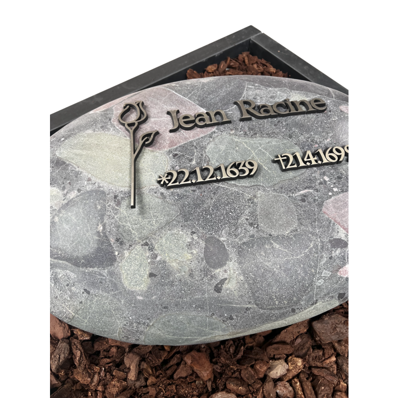 Gladde kei met bronzen tekst en omranding