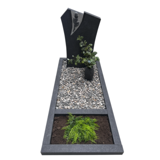 GR09 - Grijze grafsteen met gebeeldhouwde roos