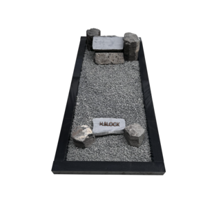 GR11 - Grafstenen basaltblokken met omranding