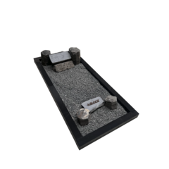 Grafstenen basaltblokken met omranding