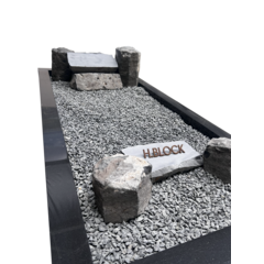 Grafstenen basaltblokken met omranding