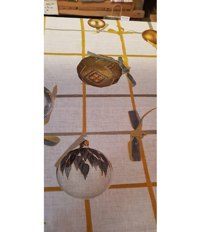 Le grenier du lin Christmas baubles table runner