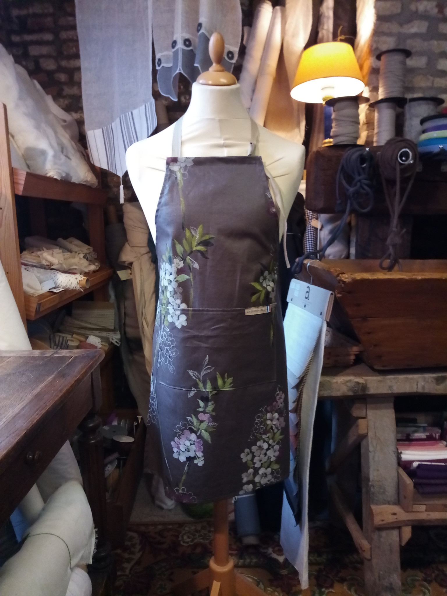 Le grenier du lin schort in gecoat linnen met bloemenprint