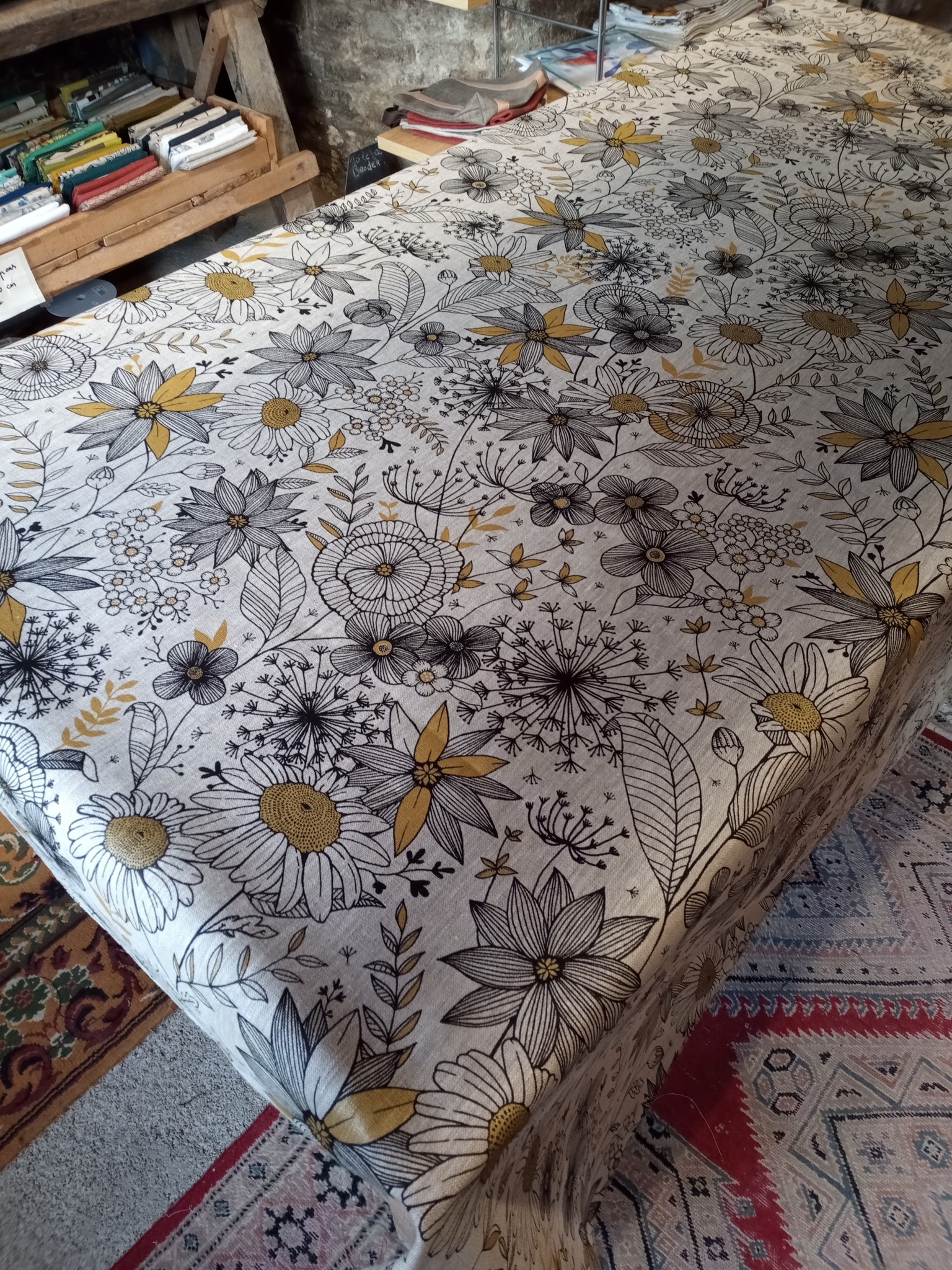 Le grenier du lin Linen tablecloth "daisy gold" fabric