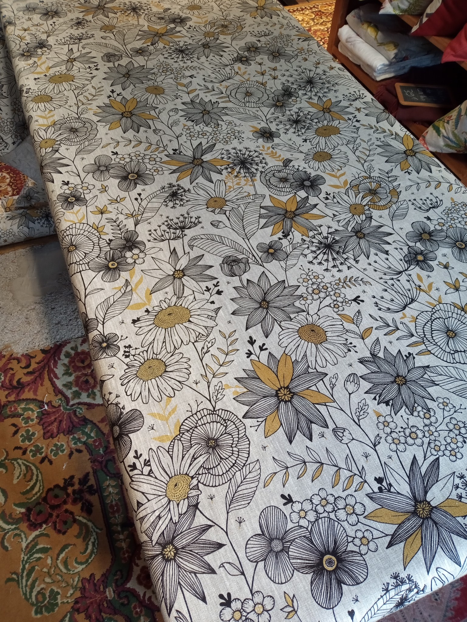 Le grenier du lin Nappe en lin tissu "daisy gold"