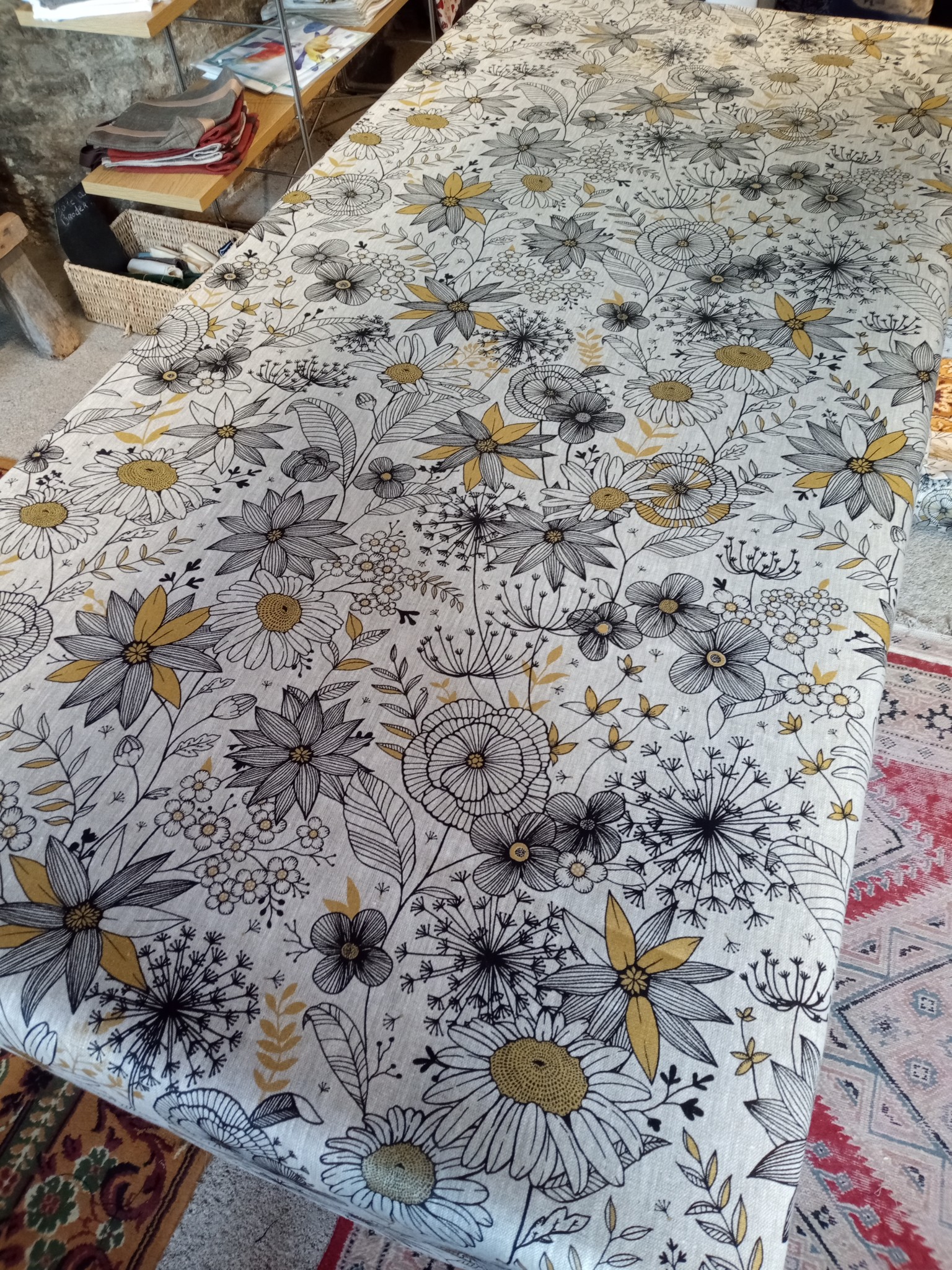 Le grenier du lin Nappe en lin tissu "daisy gold"