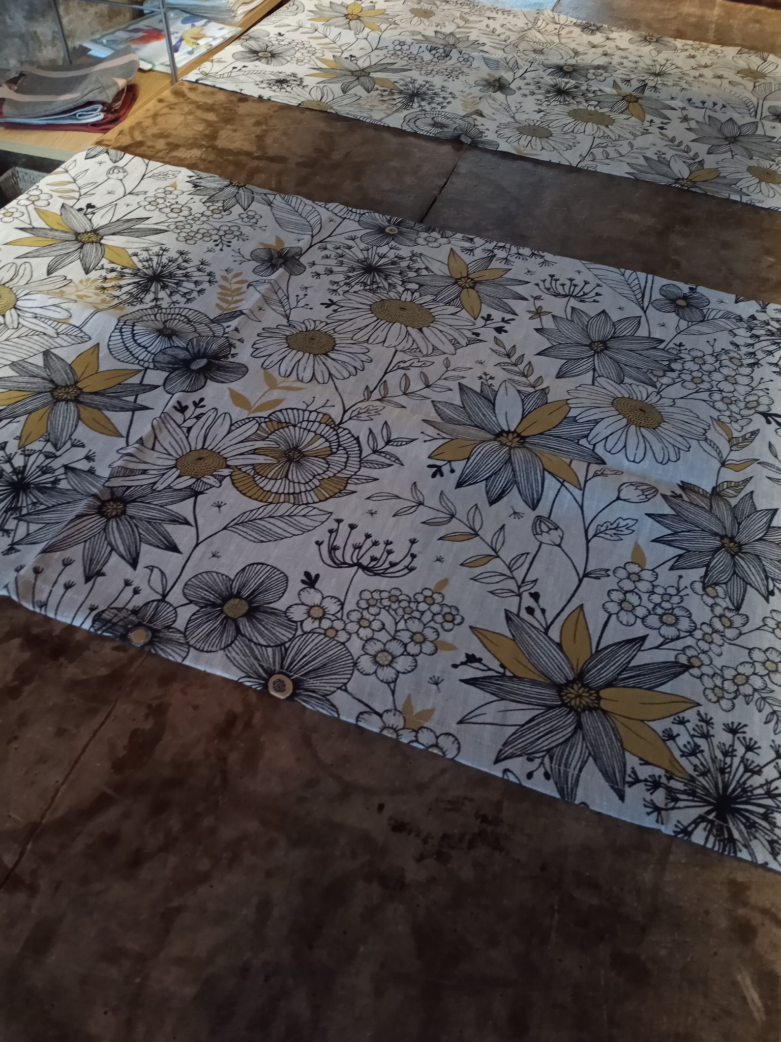 Le grenier du lin "daisy gold" linen table runner