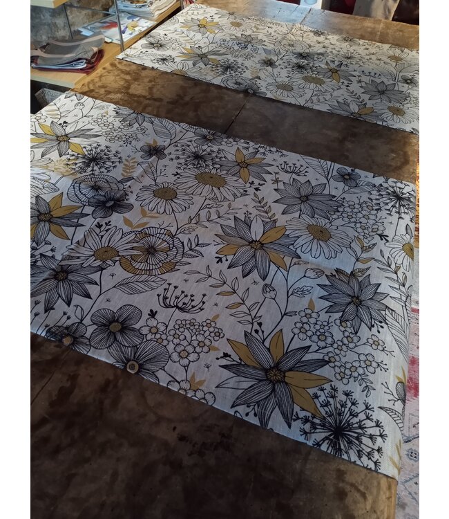 Le grenier du lin "daisy gold" linen table runner