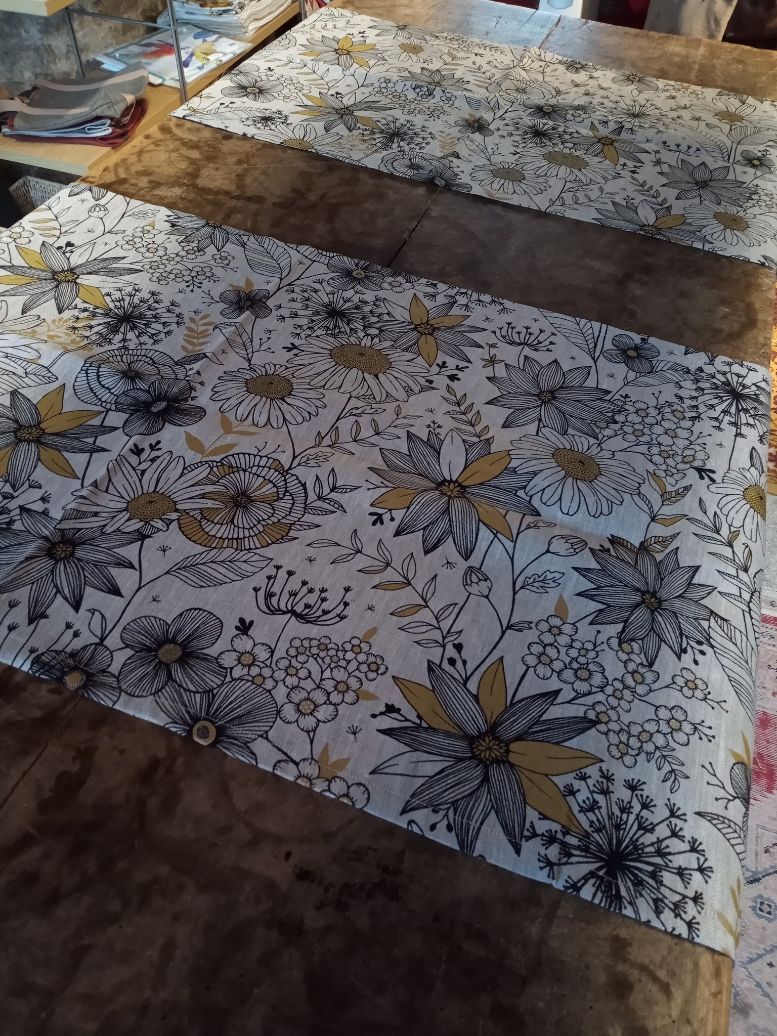 Le grenier du lin "daisy gold" linen table runner