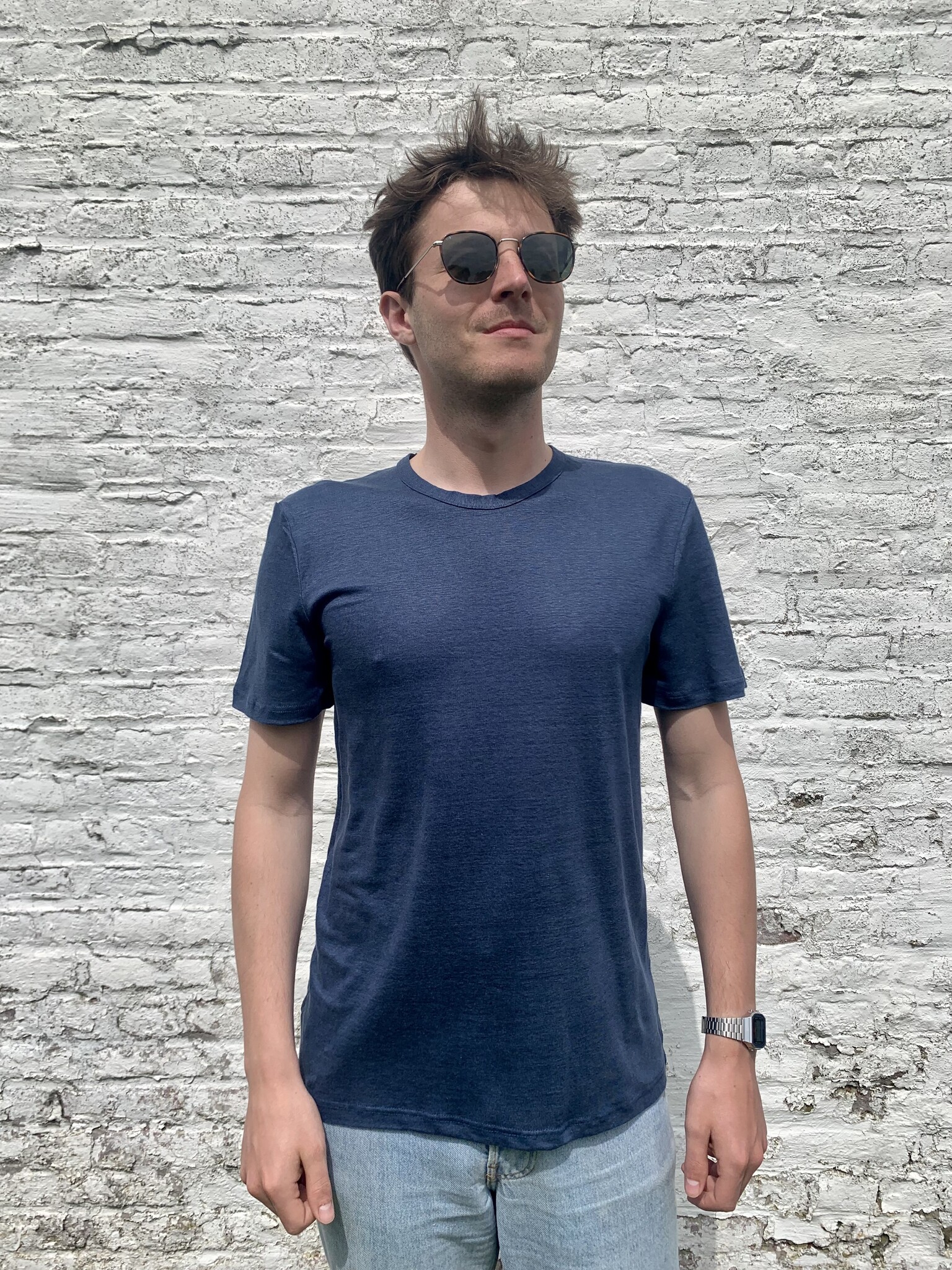 Gebreid heren-T-shirt van linnen met marineblauwe ronde hals