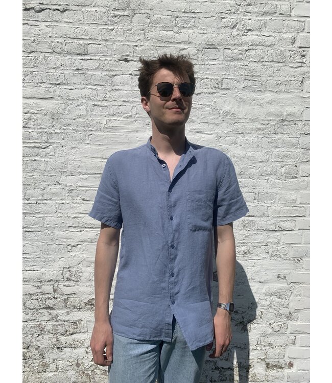 Le grenier du lin Celeste blauw linnen overhemd met officierskraag en korte mouwen
