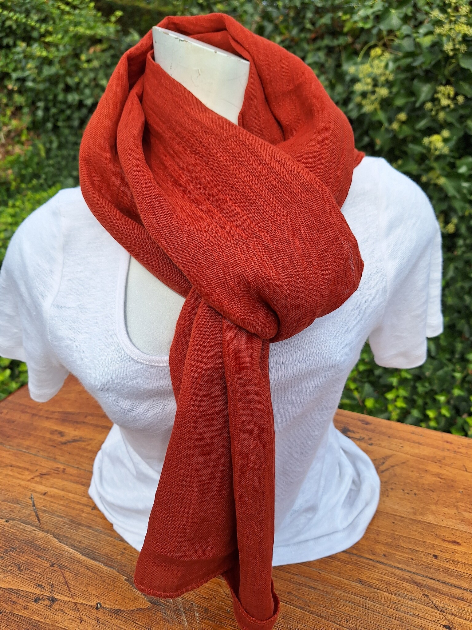 Mixed scarf in rust-coloured linen