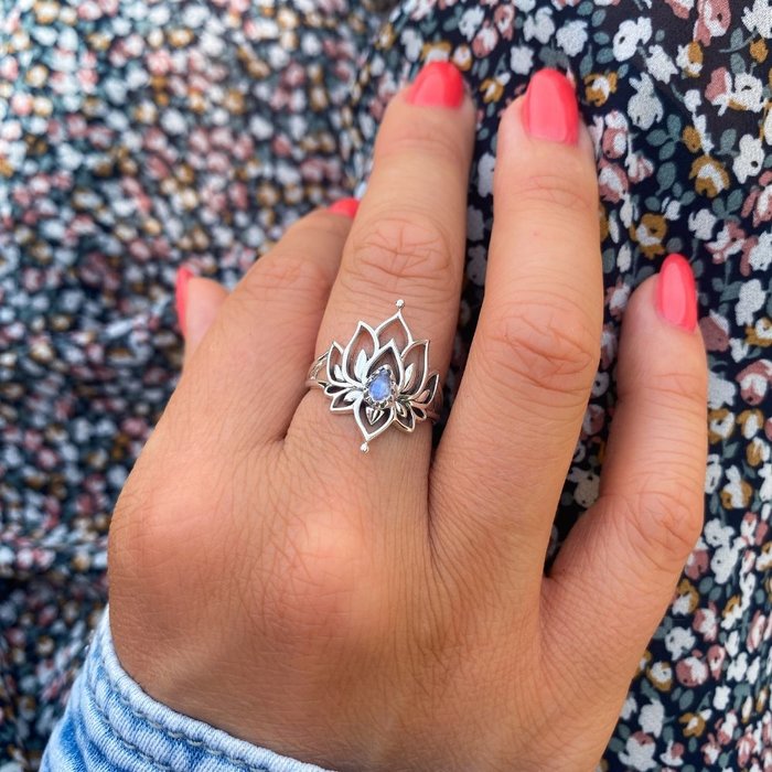 White Lotus ring - maansteen