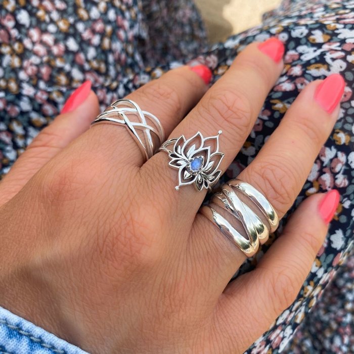 White Lotus ring - maansteen