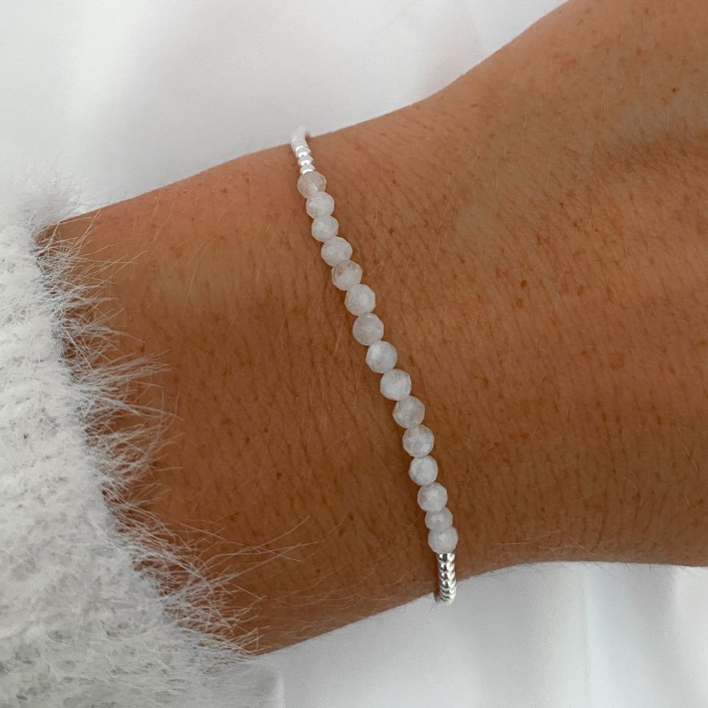 gemakkelijk te kwetsen Kritiek Anoi Rainbow Moonstone beads bracelet - 925 zilver | My Unique Style