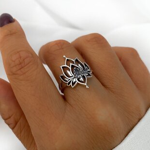 White Lotus ring - maansteen