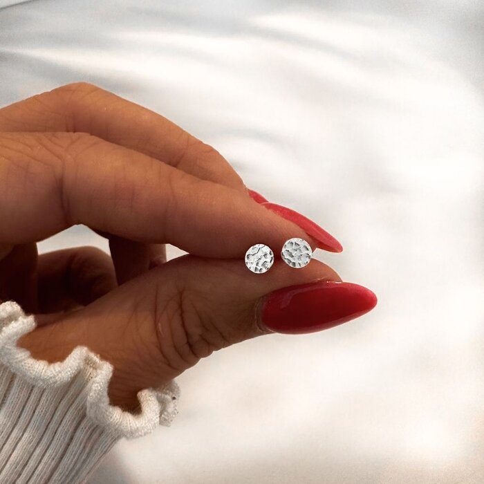 Hammered circle oorknopjes - 925 zilver