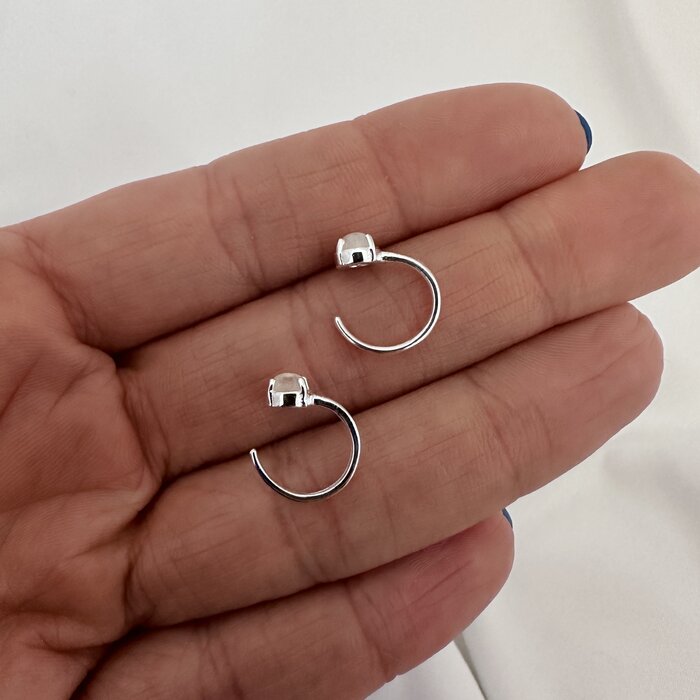 Huggie oorbellen Moonstone - 925 zilver