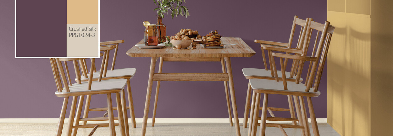 Een premium eetkamer met Ametyst Shadow, Kleur van het Jaar 2025 Een premium eetkamer met Ametyst Shadow, Kleur van het Jaar 2025