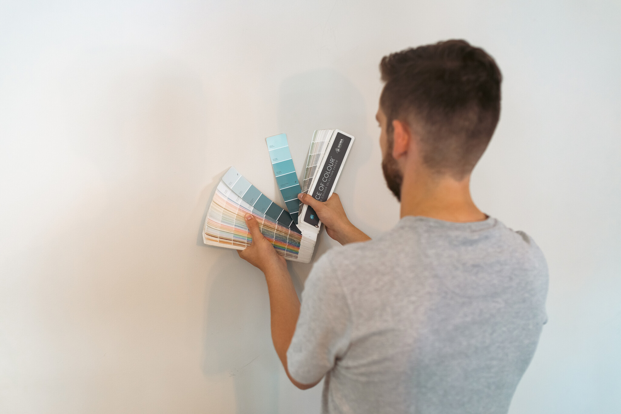 Welke muurverf hecht goed op nieuw stucwerk?