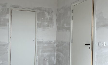 Scheuren en beschadigingen herstellen vóór het schilderen