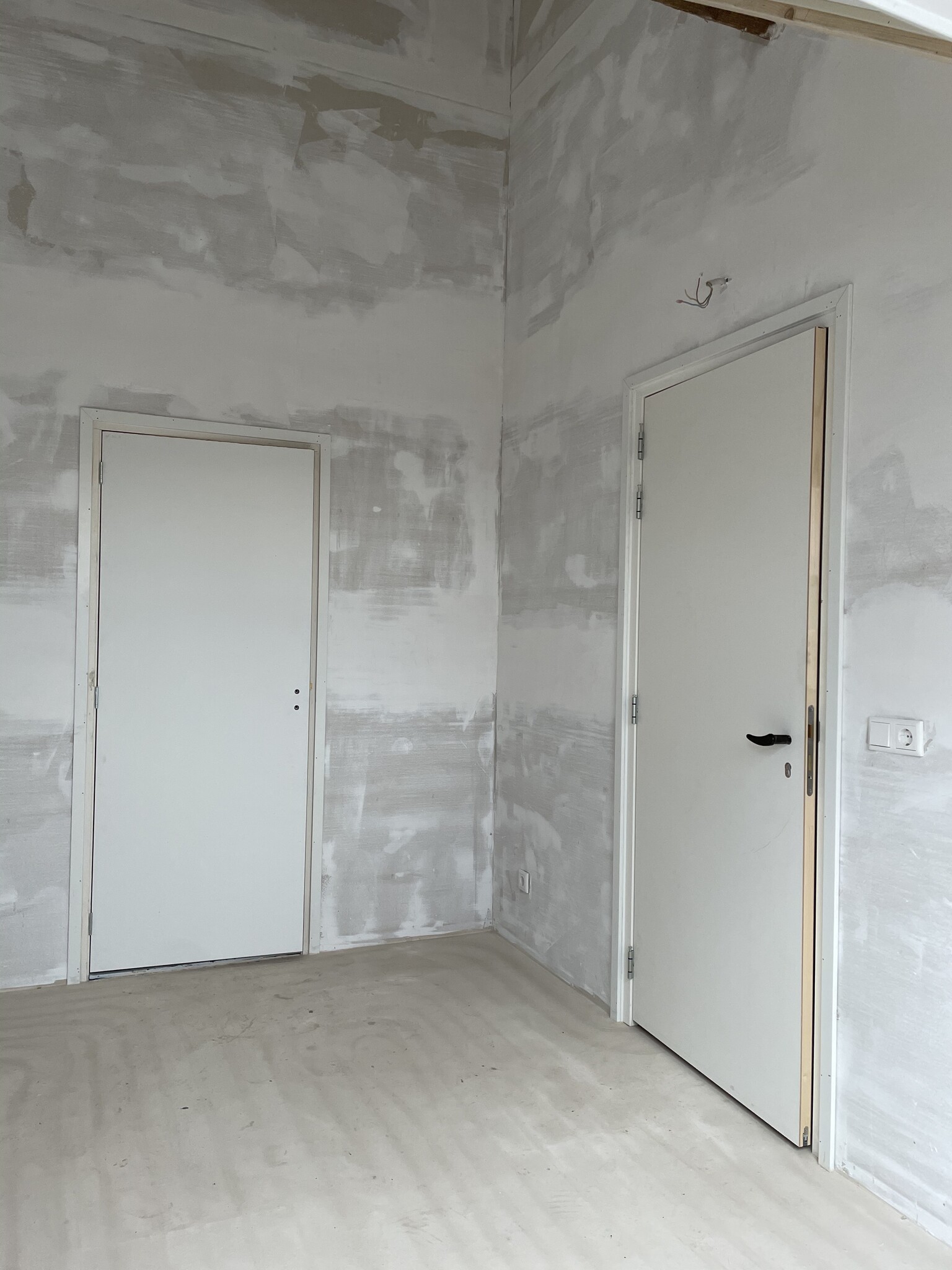 Scheuren en beschadigingen herstellen vóór het schilderen