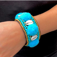 PomPom Cowrie klemarmband blauw PomPom Cowrie klemarmband blauw