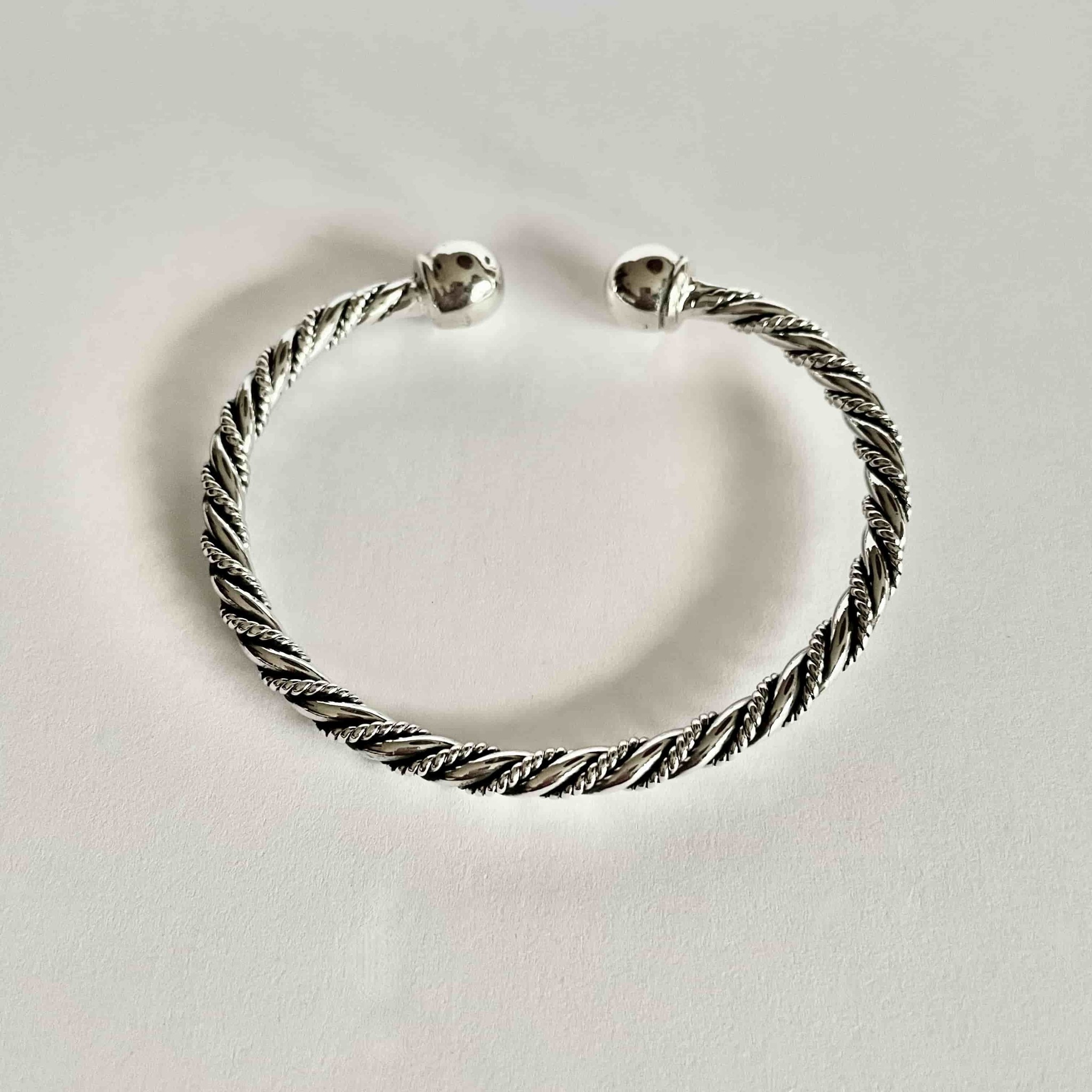 Pat maagd Barry Zilveren twisted bangle armband - Leelavadee Jewelry