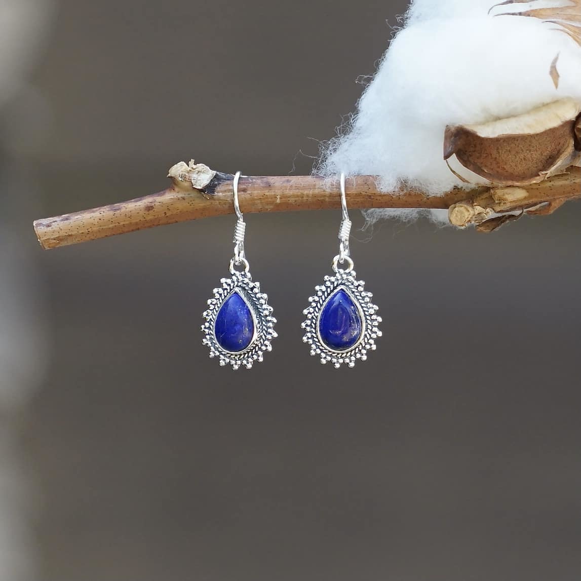 Gemengd Datum Onderzoek het Zilveren oorbellen Lapis lazuli Mahala - Leelavadee Jewelry