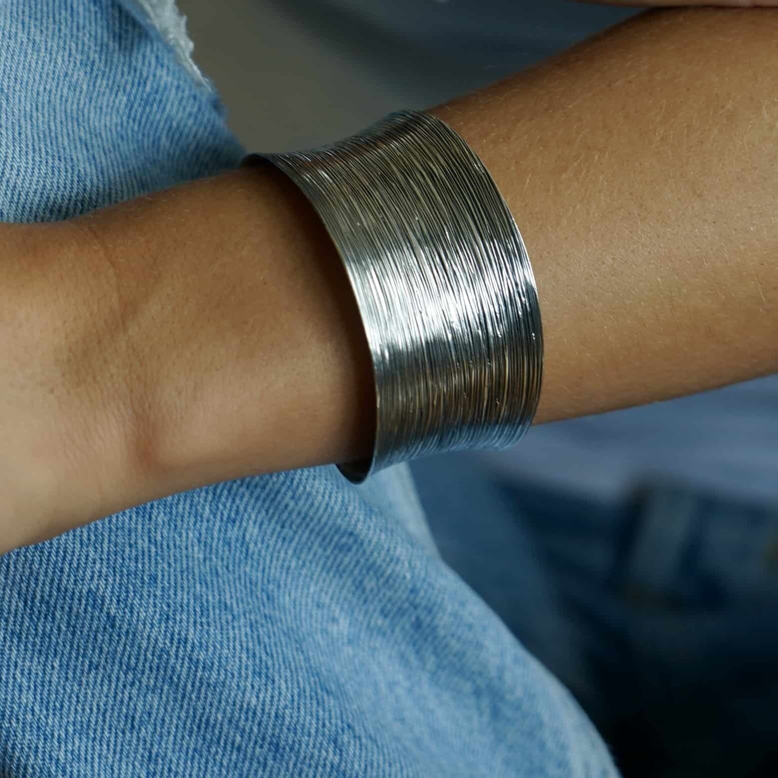 Willen reparatie schrijven Brede zilveren bangle armband - Leelavadee Jewelry