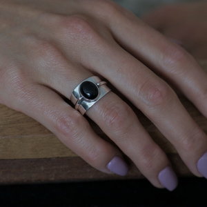 medaillewinnaar Elegantie zonsondergang Onyx ring kopen? [Ruim assortiment] - Leelavadee Jewelry